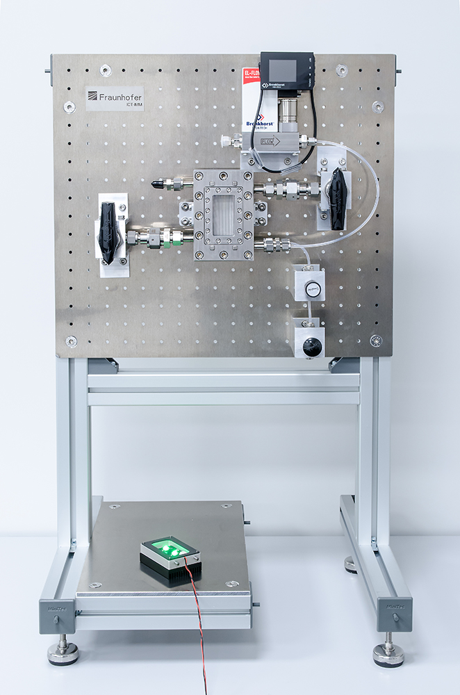 Laboranlage mit einem Fallfilm-Mikroreaktor für die Durchflussphotochemie