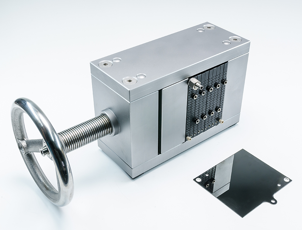 Microreactor for electrochemical synthesis